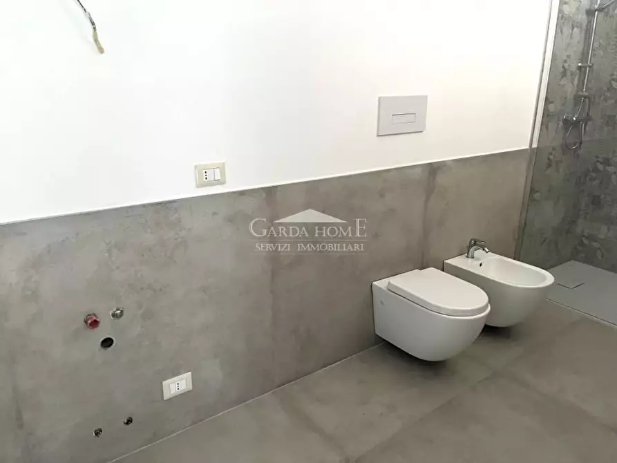 Immagine 10 di Appartamento in vendita  in Via Vaccarolo a Desenzano Del Garda