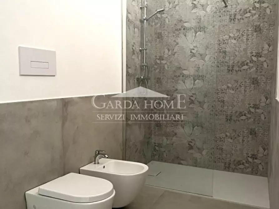 Immagine 11 di Appartamento in vendita  in Via Vaccarolo a Desenzano Del Garda