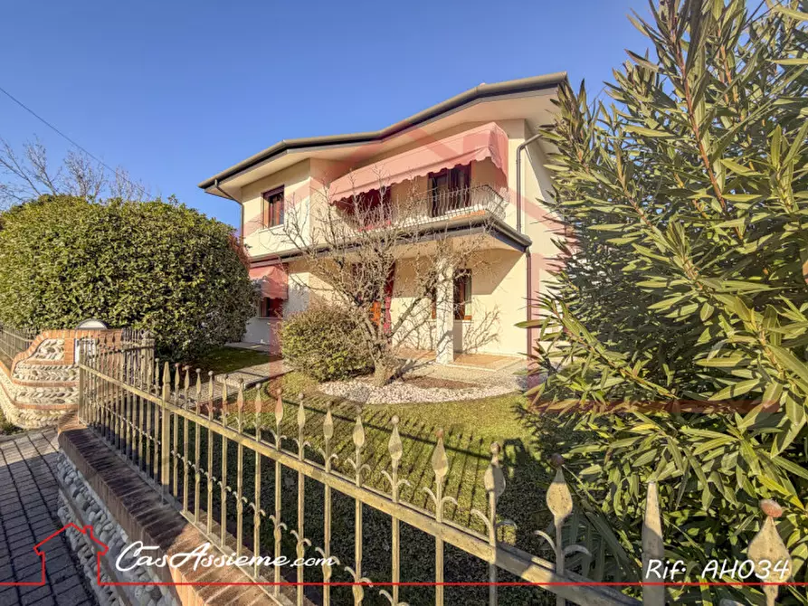 Immagine 1 di Casa indipendente in vendita  a Giavera Del Montello