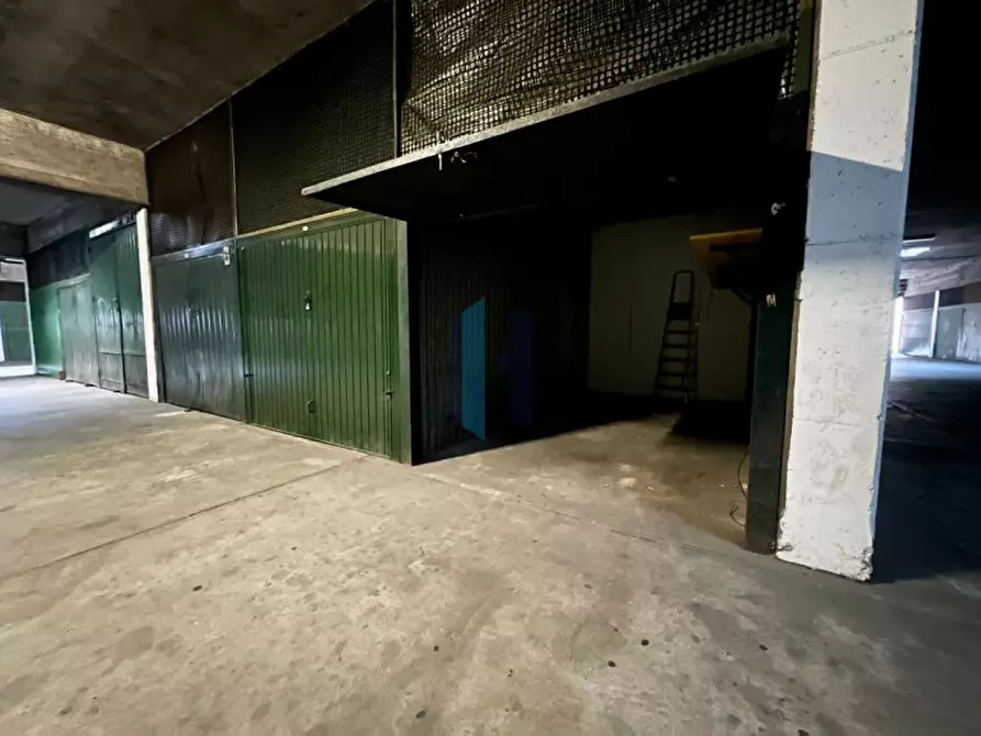 Immagine 1 di Garage in vendita  in Rotonda Vittorio Montiglio a Brescia