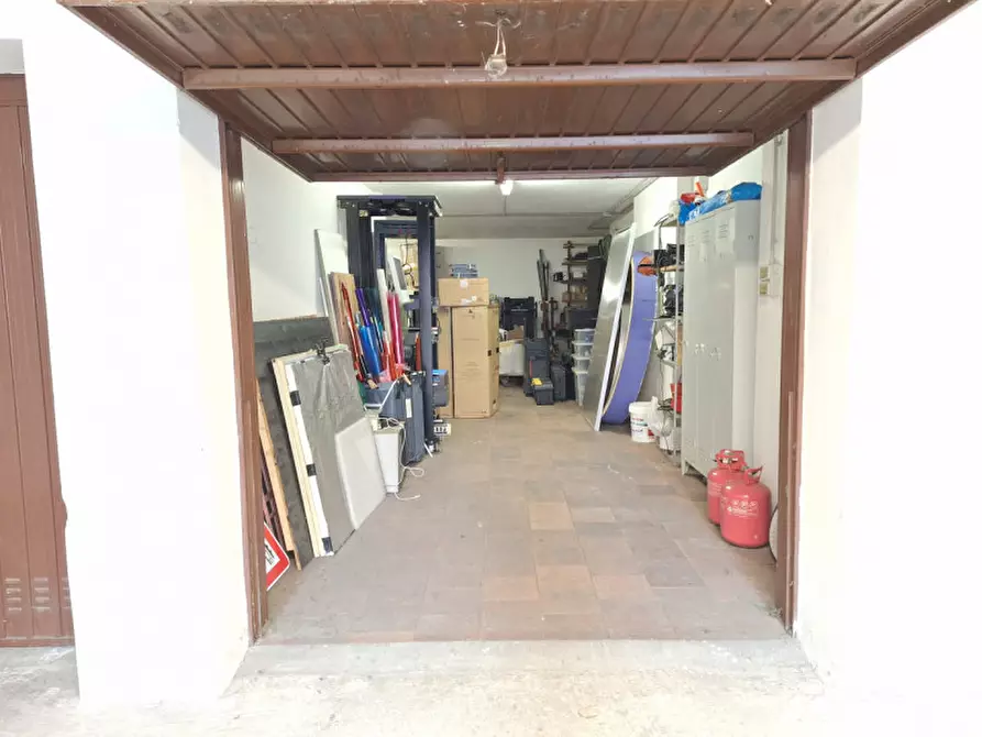 Immagine 2 di Garage in vendita  in Via Montessori a Venezia