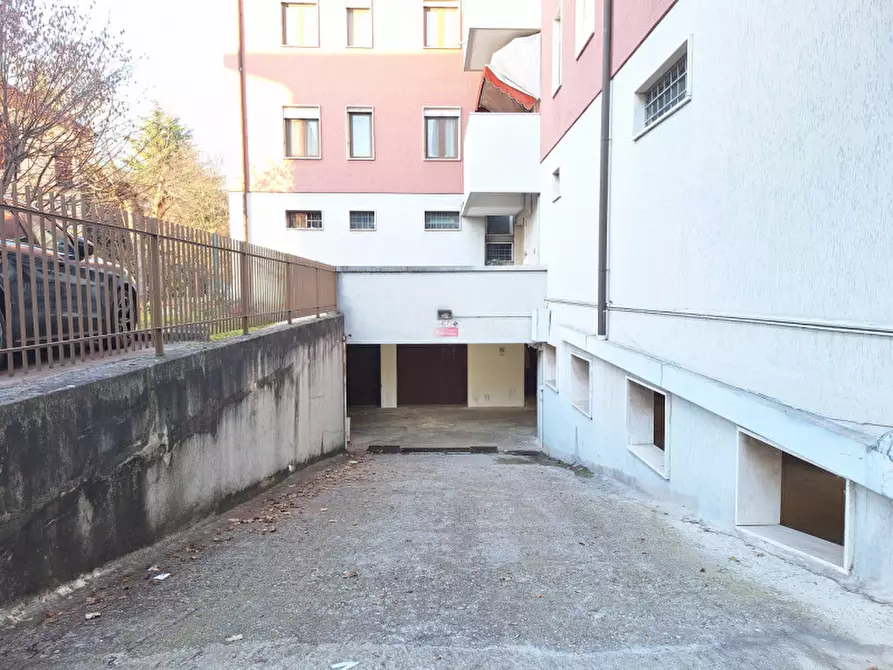 Immagine 4 di Garage in vendita  in Via Montessori a Venezia