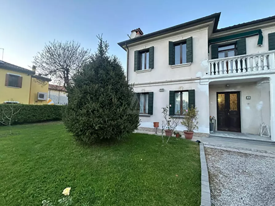Immagine 1 di Villa in vendita  in Via Giuseppe Giusti a Castelfranco Veneto