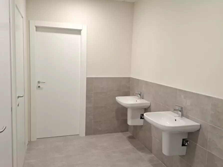 Immagine 11 di Ufficio in affitto  in Via Enrico Fermi a Verona