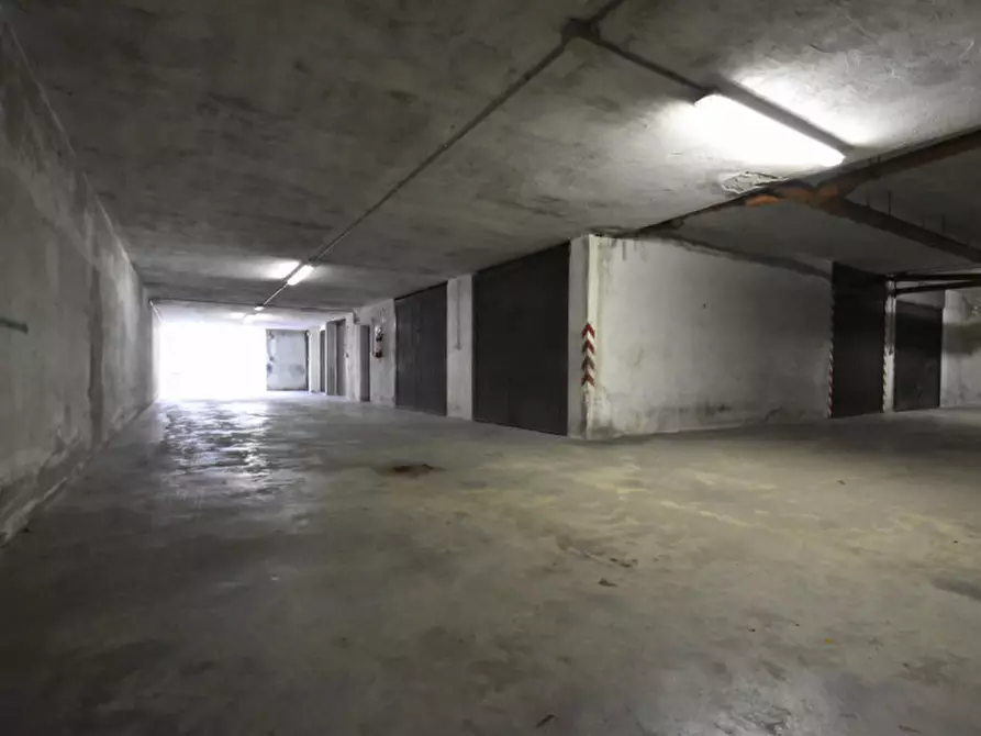 Immagine 1 di Garage in vendita  in via gardesana 65 a Bussolengo