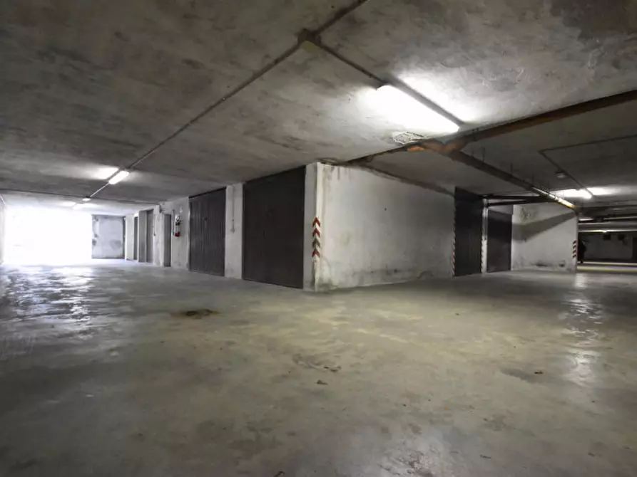 Immagine 2 di Garage in vendita  in via gardesana 65 a Bussolengo