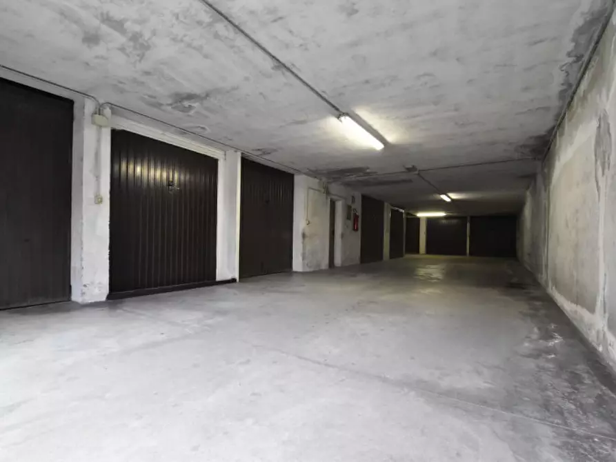 Immagine 11 di Garage in vendita  in via gardesana 65 a Bussolengo