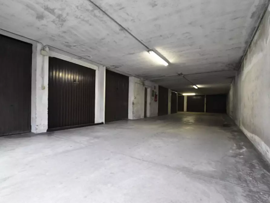 Immagine 11 di Garage in vendita  in via gardesana 65 a Bussolengo