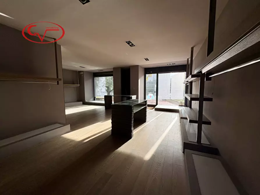 Immagine 6 di Attività commerciale in affitto  in Viale Europa a Terranuova Bracciolini