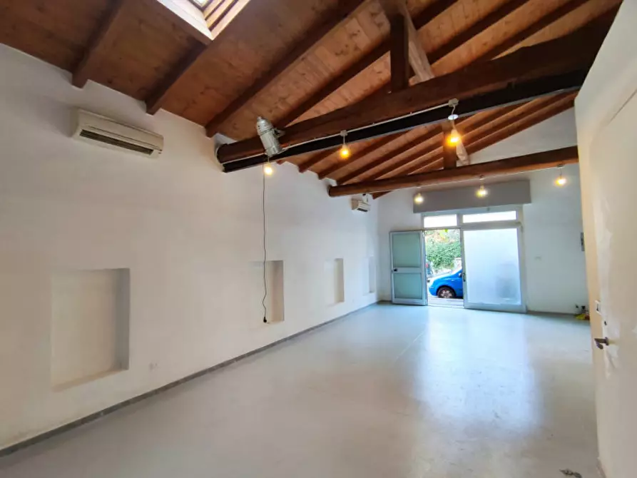 Immagine 1 di Laboratorio in affitto  in Via Gastone Rossi a Bologna