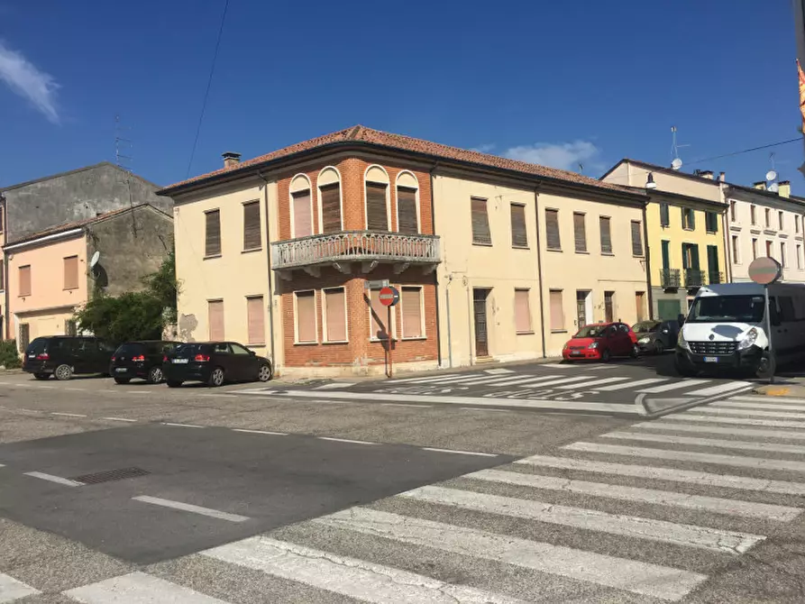 Immagine 1 di Palazzo in vendita  a Badia Polesine