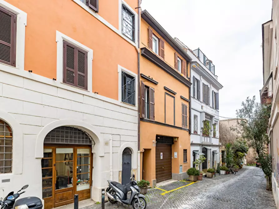 Immagine 2 di Appartamento in vendita  in Via della Paglia a Roma