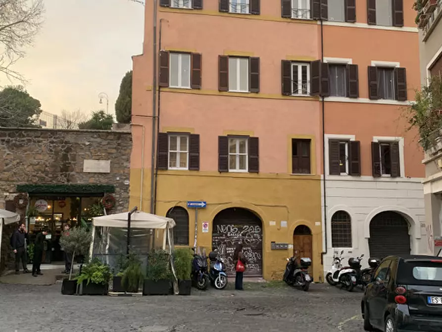 Immagine 2 di Appartamento in vendita  in Via della Paglia a Roma