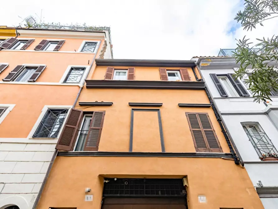 Immagine 3 di Appartamento in vendita  in Via della Paglia a Roma