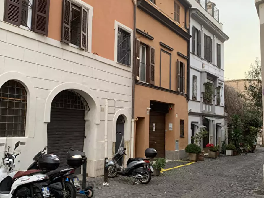 Immagine 3 di Appartamento in vendita  in Via della Paglia a Roma