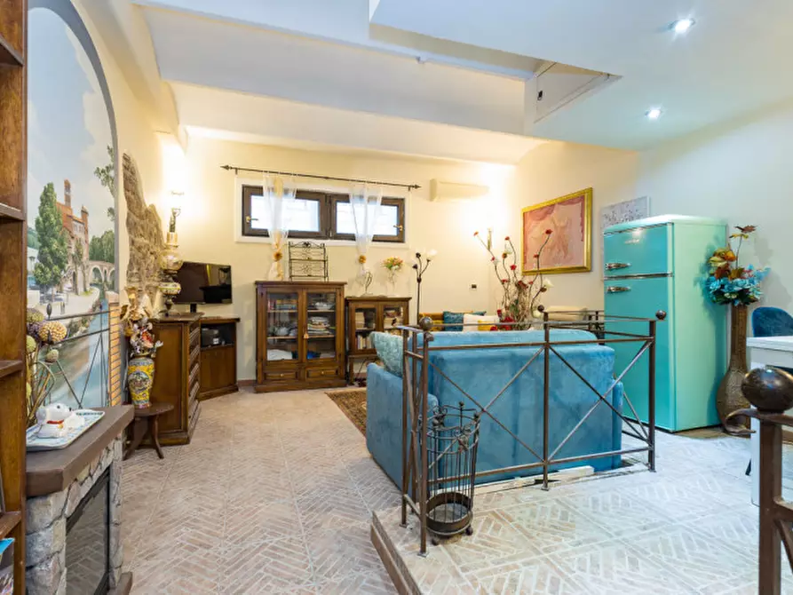 Immagine 4 di Appartamento in vendita  in Via della Paglia a Roma