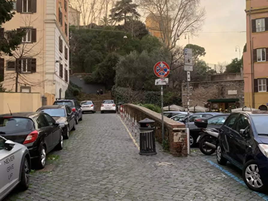Immagine 5 di Appartamento in vendita  in Via della Paglia a Roma