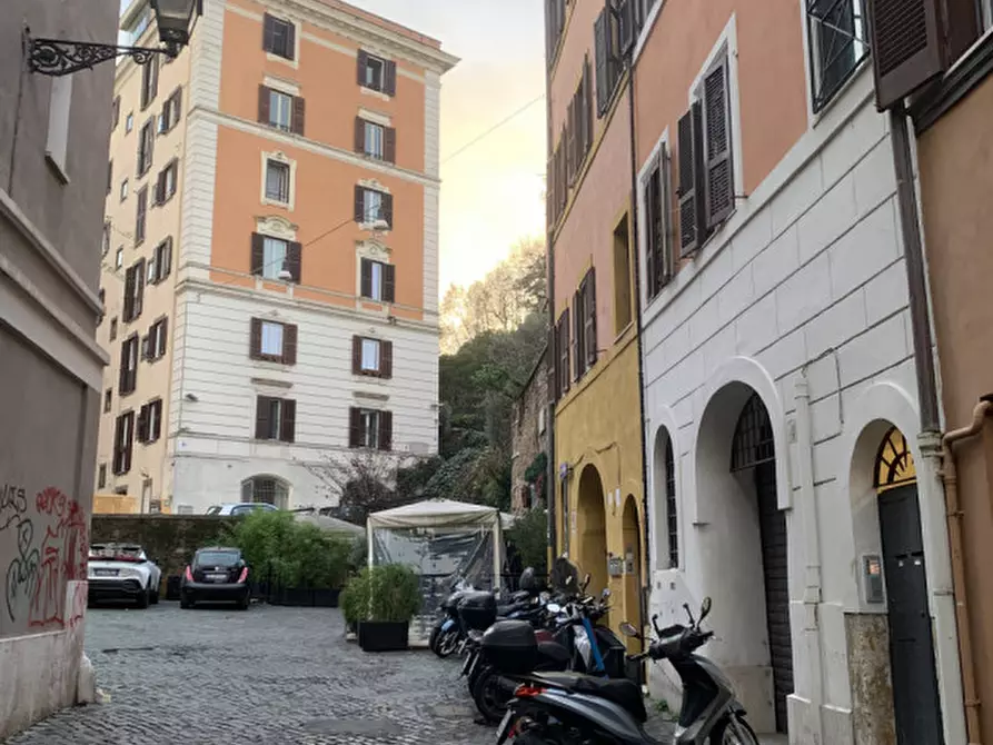 Immagine 6 di Appartamento in vendita  in Via della Paglia a Roma