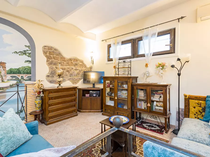 Immagine 13 di Appartamento in vendita  in Via della Paglia a Roma