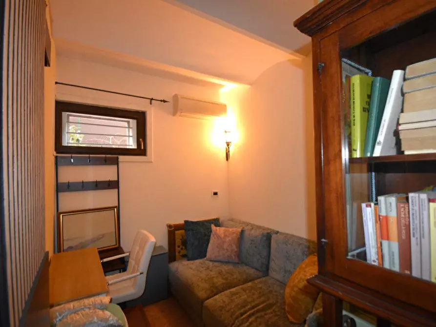 Immagine 20 di Appartamento in vendita  in Via della Paglia a Roma