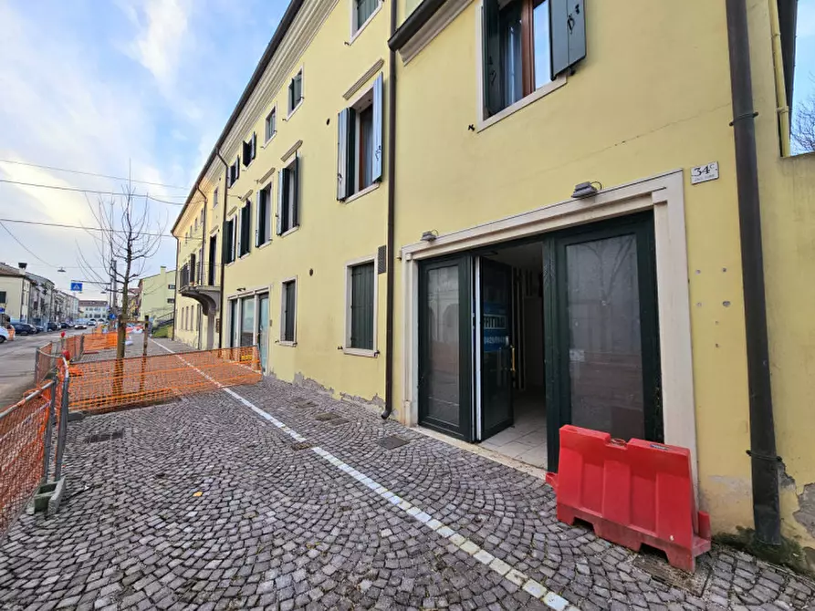 Immagine 1 di Negozio in affitto  in viale fiume a Este