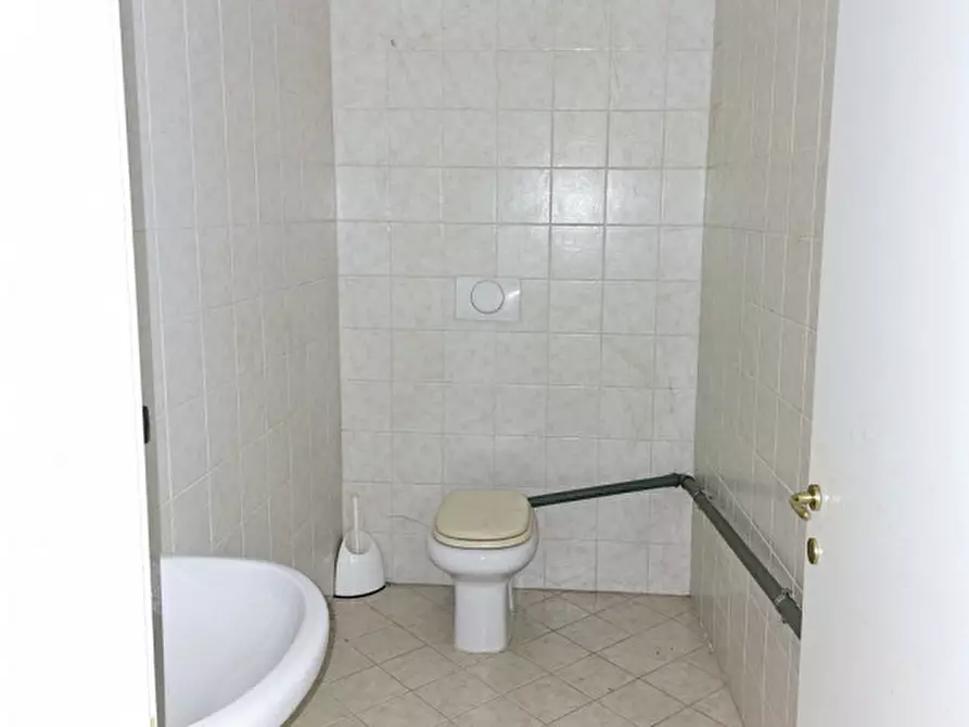 Immagine 6 di Negozio in affitto  in viale fiume a Este