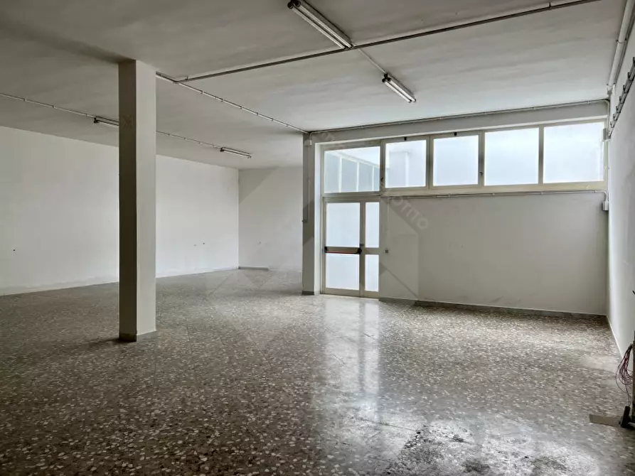 Immagine 10 di Attività commerciale in affitto  in Via Barletta 110 a Andria