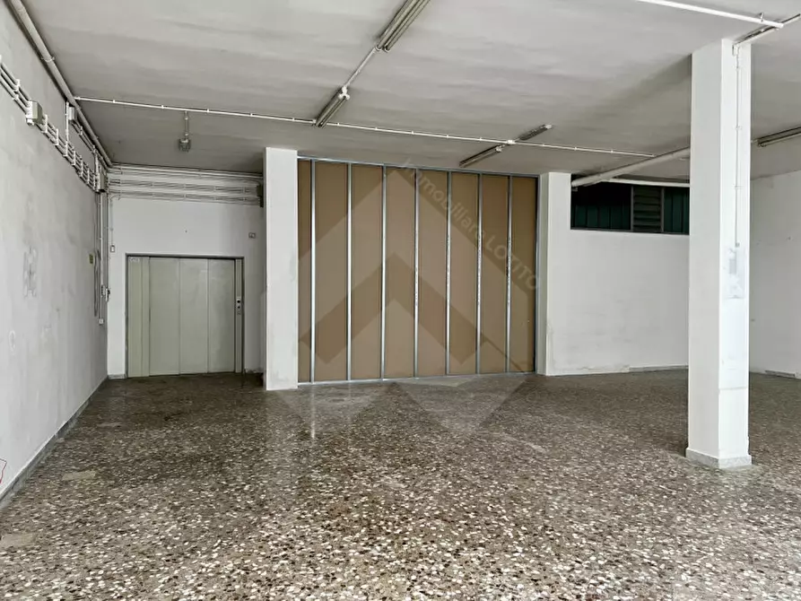 Immagine 11 di Attività commerciale in affitto  in Via Barletta 110 a Andria