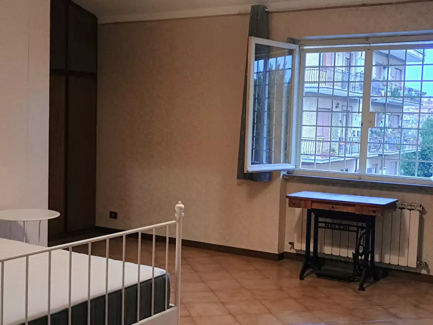 Immagine 4 di Camera in affitto  in Via Zinasco a Roma