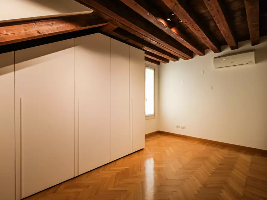 Immagine 13 di Appartamento in vendita  in Galleria del Pozzo Rosso a Vicenza