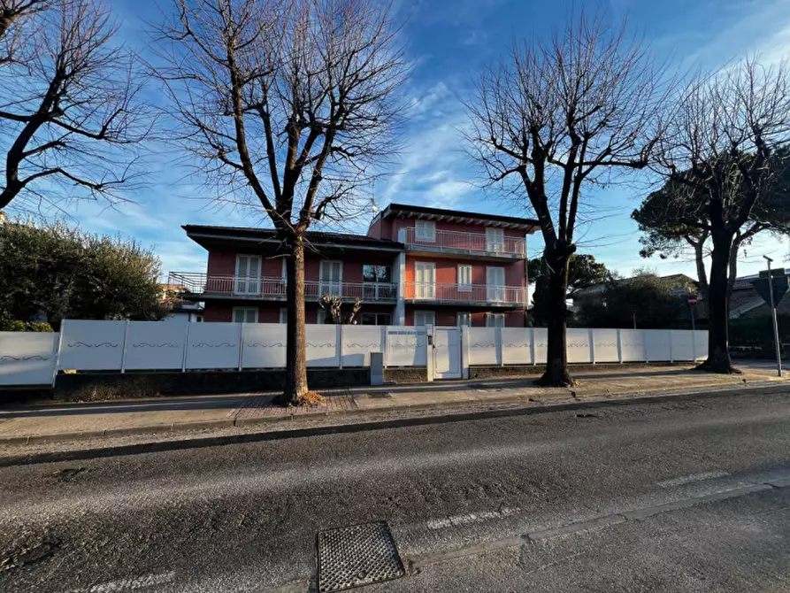 Immagine 1 di Appartamento in vendita  a Desenzano Del Garda