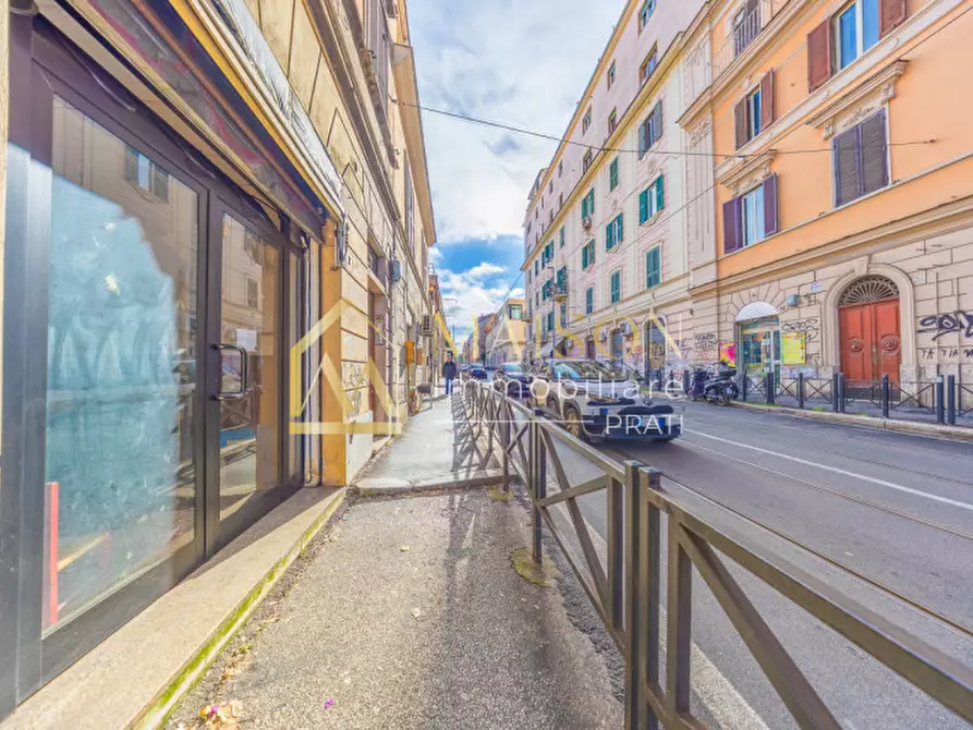 Immagine 2 di Negozio in vendita  in Via dei Reti a Roma