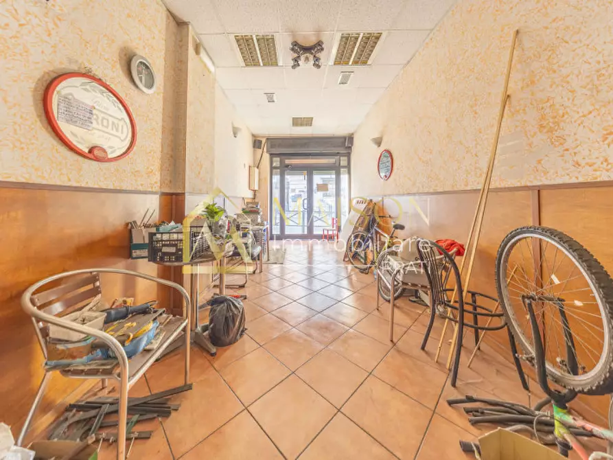 Immagine 6 di Negozio in vendita  in Via dei Reti a Roma