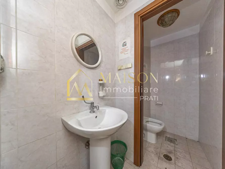 Immagine 18 di Negozio in vendita  in Via dei Reti a Roma