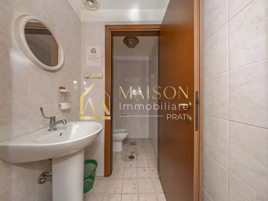 Immagine 19 di Negozio in vendita  in Via dei Reti a Roma