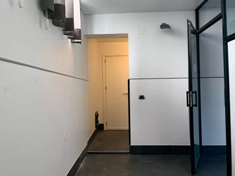 Immagine 10 di Negozio in affitto  in Via Principe di Paternò 48 a Palermo