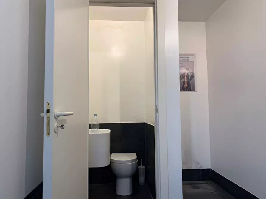 Immagine 11 di Negozio in affitto  in Via Principe di Paternò 48 a Palermo