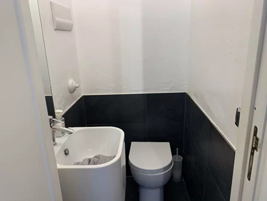 Immagine 12 di Negozio in affitto  in Via Principe di Paternò 48 a Palermo