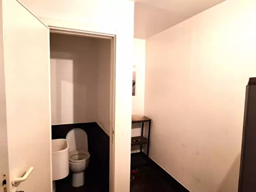 Immagine 15 di Negozio in affitto  in Via Principe di Paternò 48 a Palermo