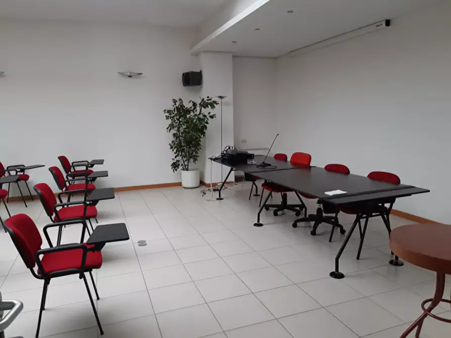 Immagine 8 di Ufficio in affitto  in via moretti a Macerata
