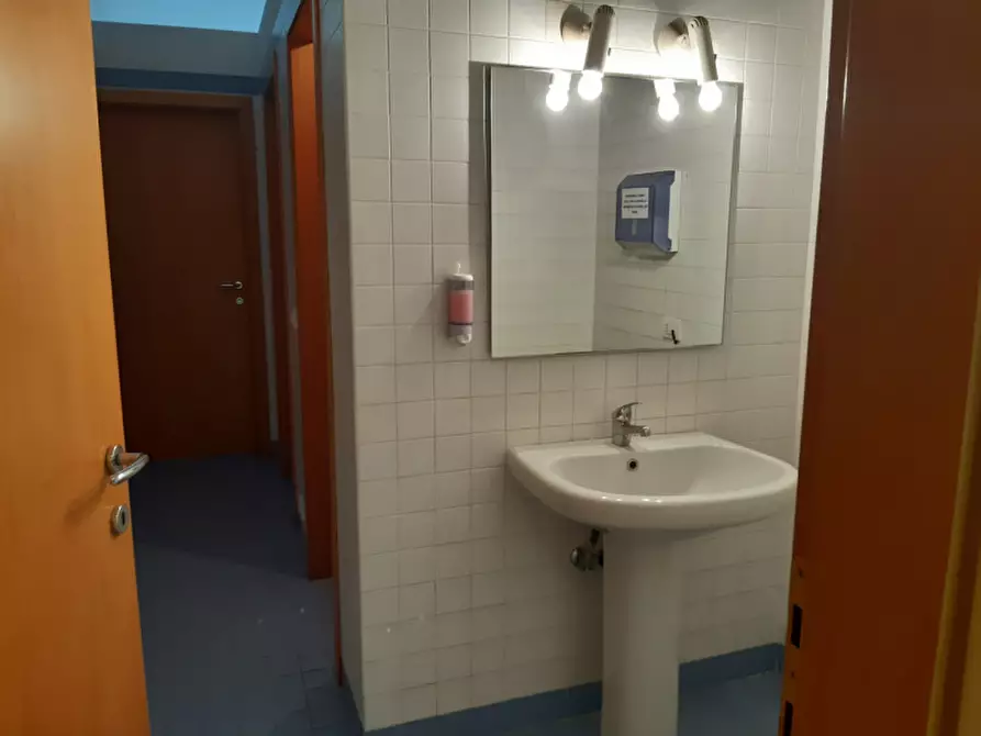 Immagine 11 di Ufficio in affitto  in via moretti a Macerata