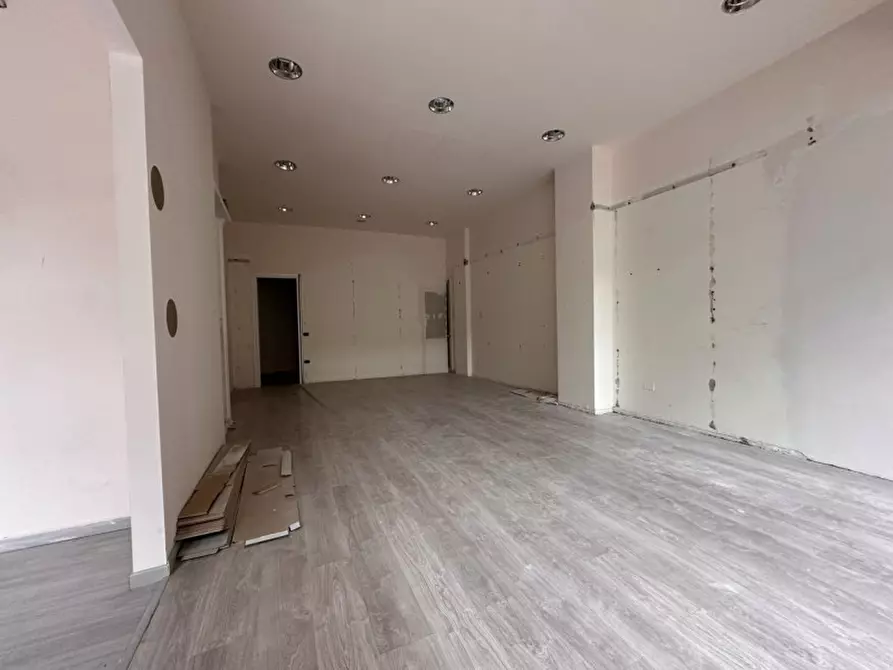 Immagine 7 di Negozio in vendita  in Via Armellini a Terni