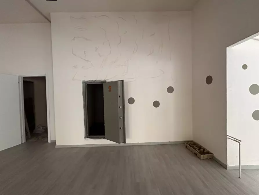 Immagine 10 di Negozio in vendita  in Via Armellini a Terni
