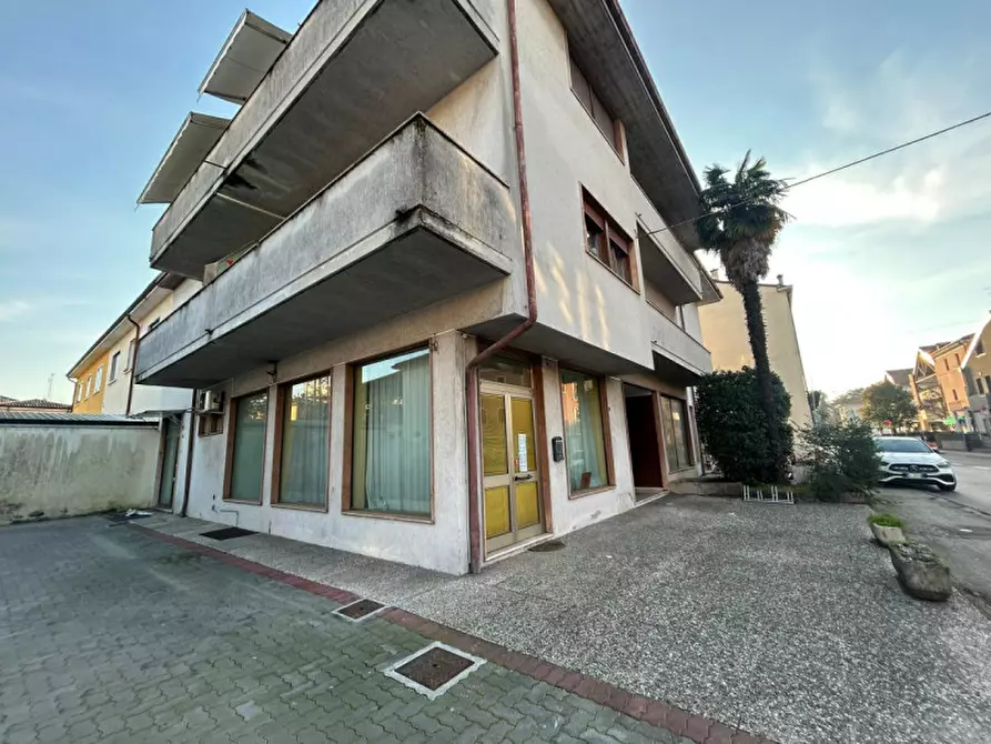 Immagine 1 di Negozio in affitto  in Viale Battaglione Framarin a Vicenza