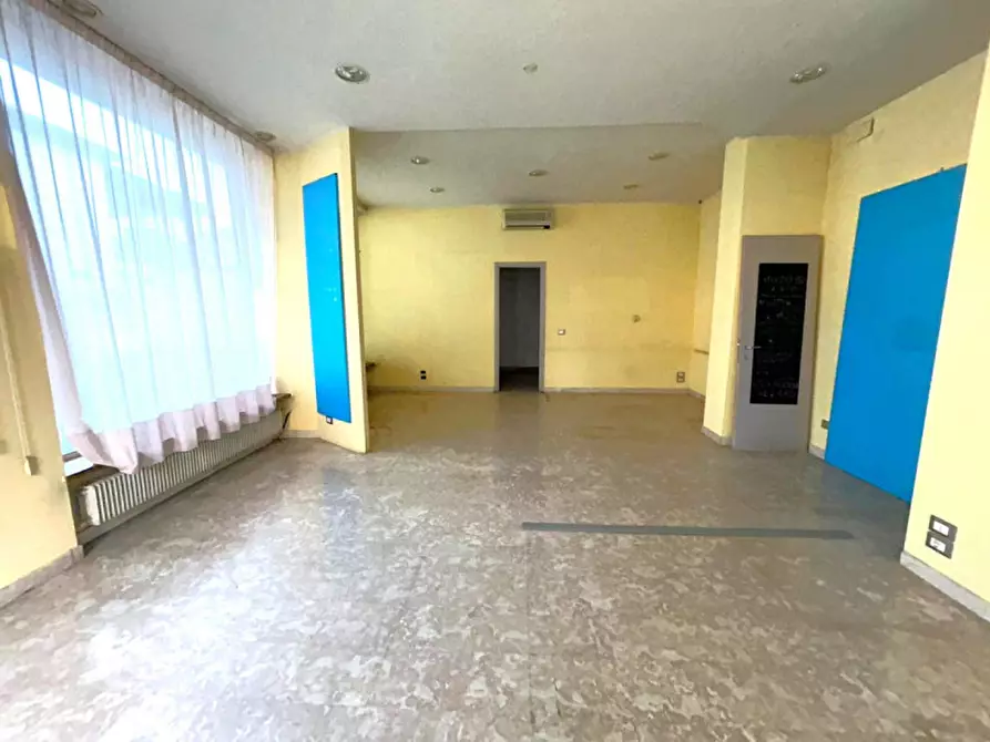 Immagine 2 di Negozio in affitto  in Viale Battaglione Framarin a Vicenza