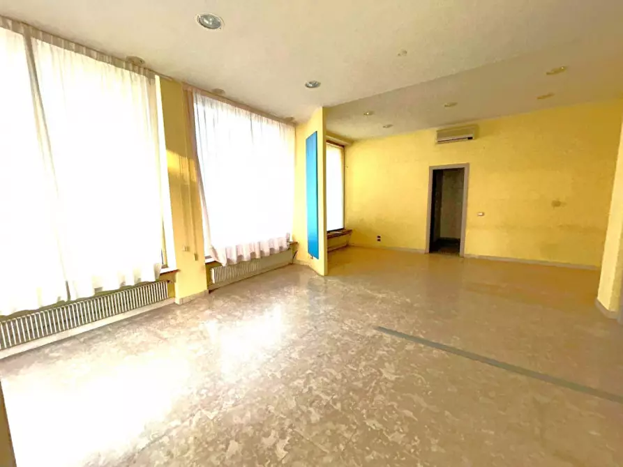 Immagine 5 di Negozio in affitto  in Viale Battaglione Framarin a Vicenza