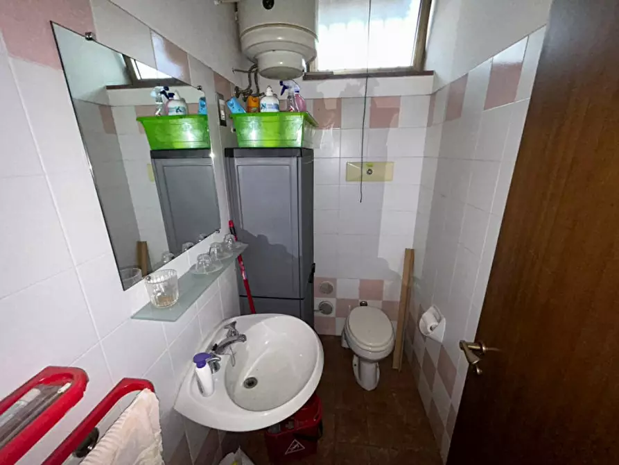 Immagine 9 di Negozio in affitto  in Viale Battaglione Framarin a Vicenza