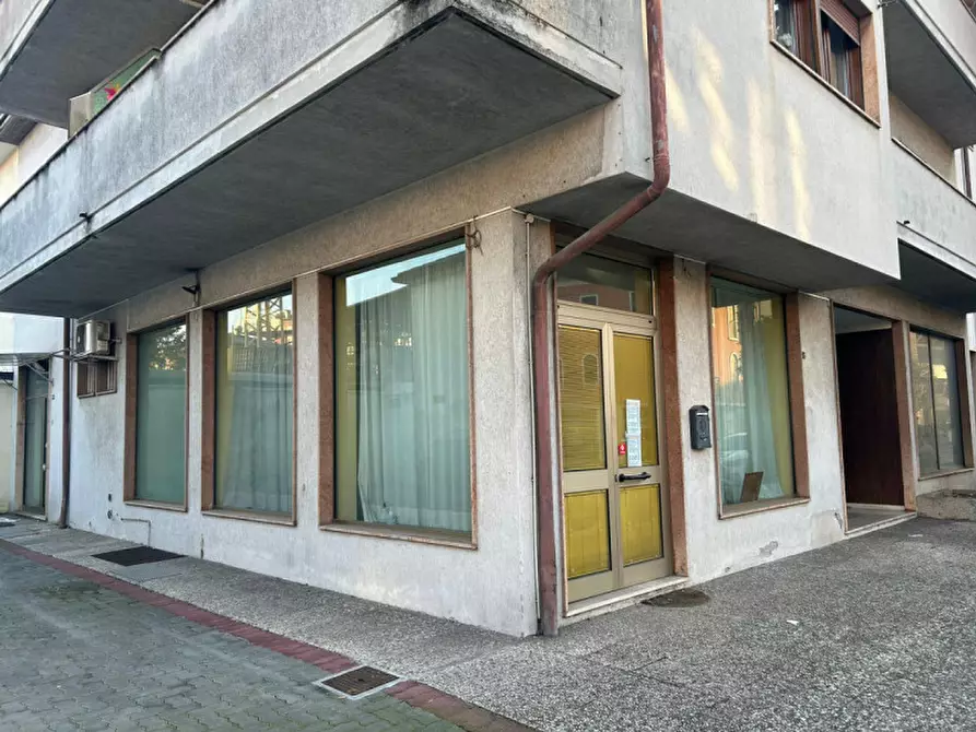 Immagine 10 di Negozio in affitto  in Viale Battaglione Framarin a Vicenza