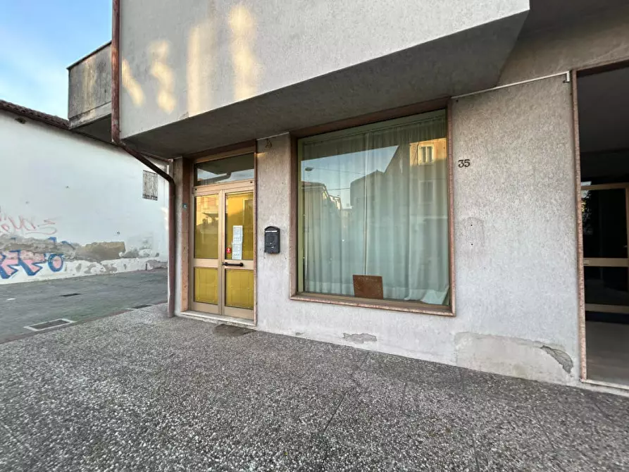 Immagine 11 di Negozio in affitto  in Viale Battaglione Framarin a Vicenza