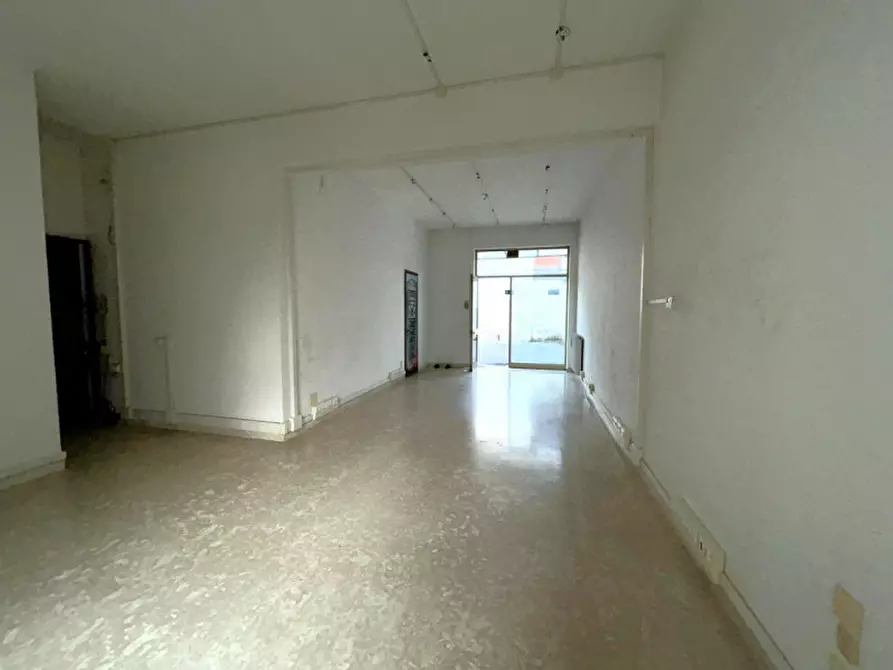 Immagine 3 di Negozio in affitto  in Viale Battaglione Framarin a Vicenza